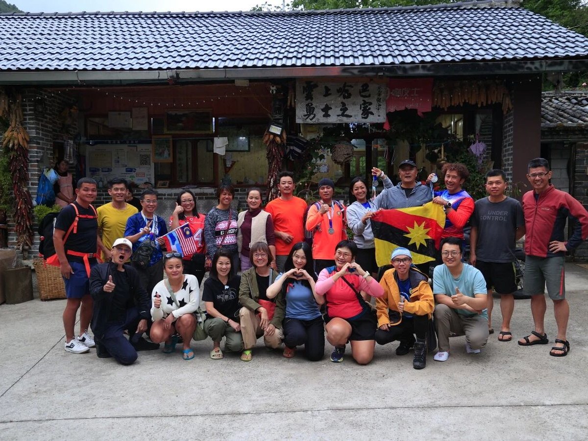 A hiking group outside a guesthouse below Haba, Yunnan